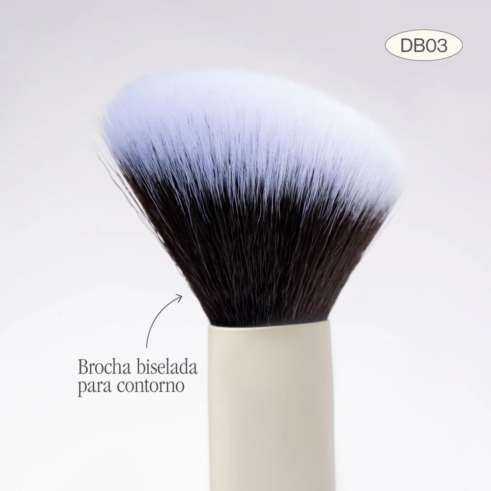 BROCHA DÚO CONTORNO Y ABANICO – DEFINICIÓN & LUMINOSIDAD EN UNA SOLA HERRAMIENTA